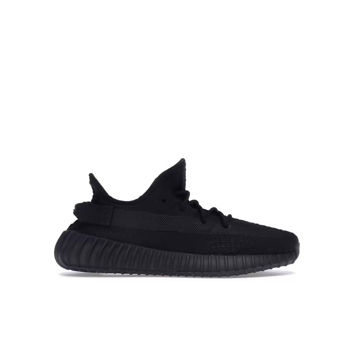 عکس تبلیغاتی از Yeezy 350 مشکی مناسب استایل روزمره نمای کناری کتونی پیادهروی ییزی ۳۵۰ رنگ مشکی
