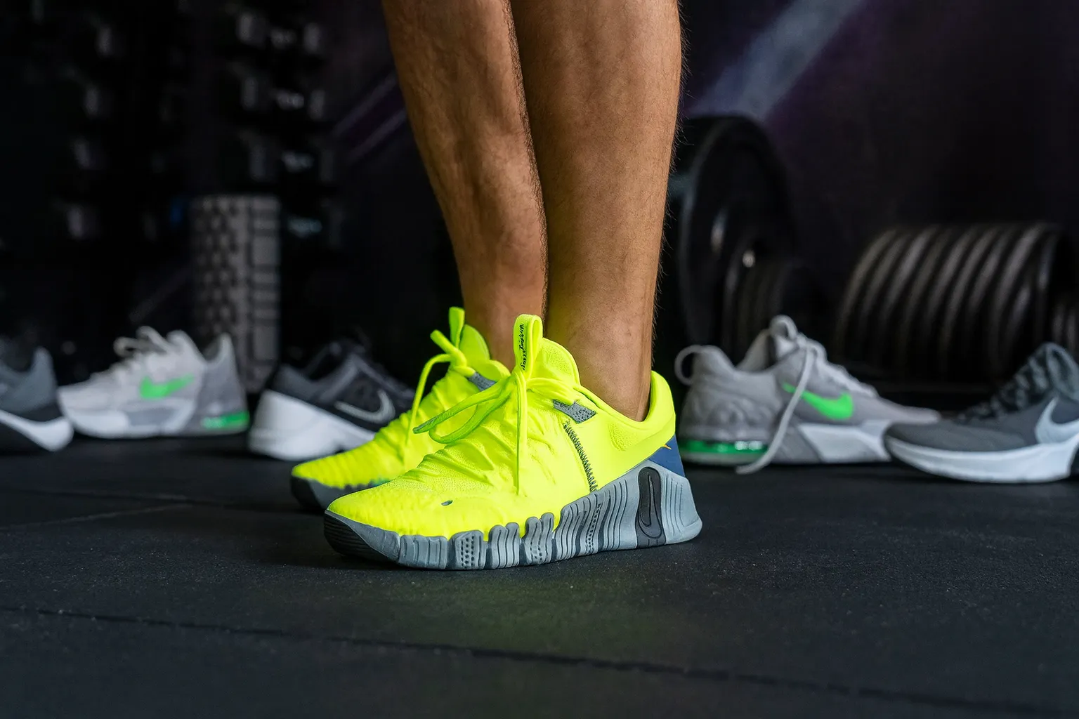 کتونی نئون زرد در باشگاه ورزشی.